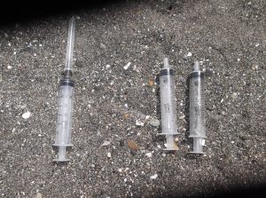 針・キャップ付き注射器（左）と、針なし注射器（右）