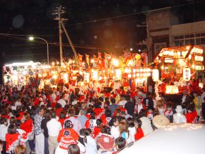 毎年町内を練り歩く6台の出山車